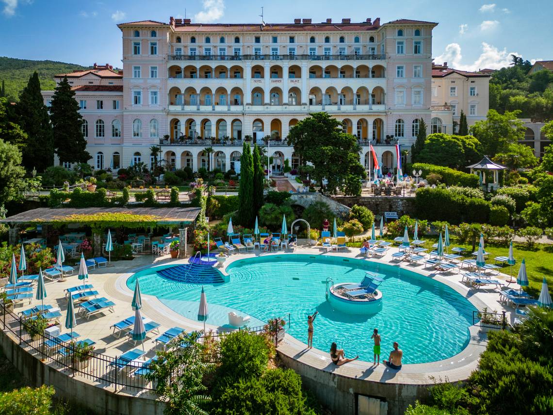 Kvarner Palace mit azurblauem Pool
