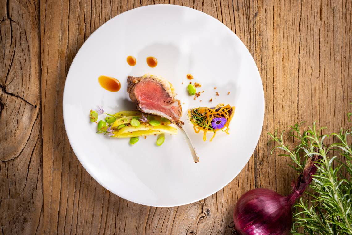 Gourmetküche im Salzburgerhof: Pinzgauer Biolamm mit gelben Bohnen und roter Zwiebeltarte