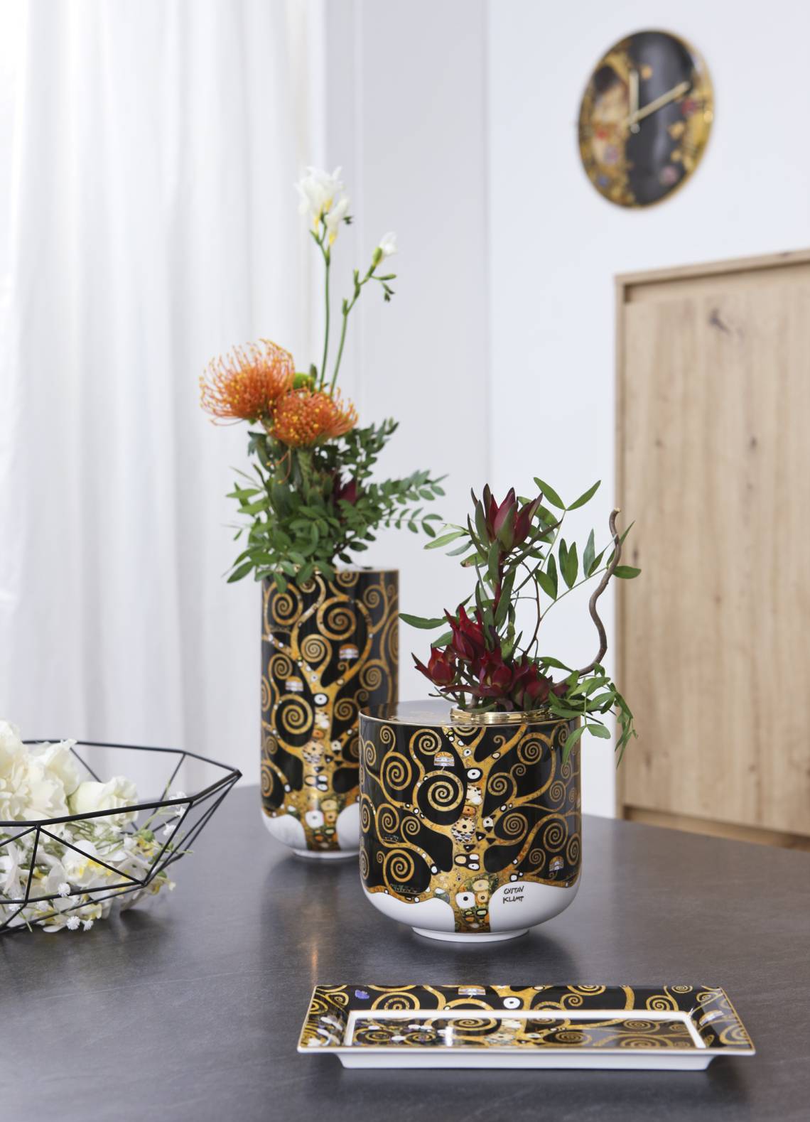 Künstlerische Vasen mit Echtgold-Dekor als fantastische Tischdekoration