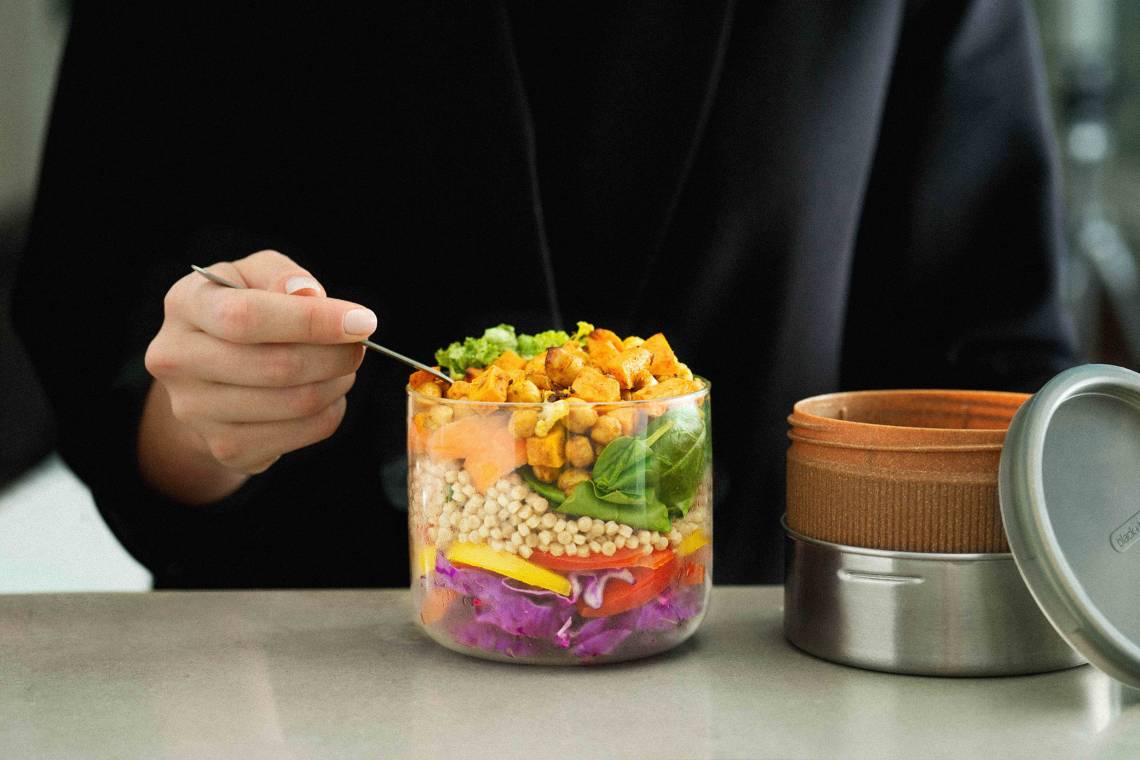 black+blum Snackschale aus Glas und Edelstahl inkl. Deckel aus Recyclingmaterial