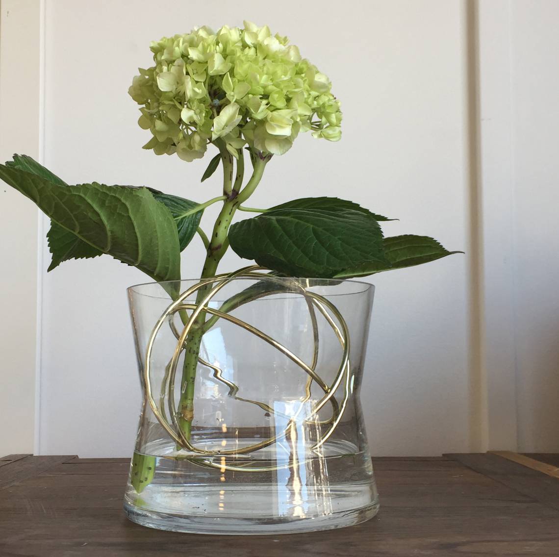 Blumenarrangement mit der Vase Sphere von Born in Sweden