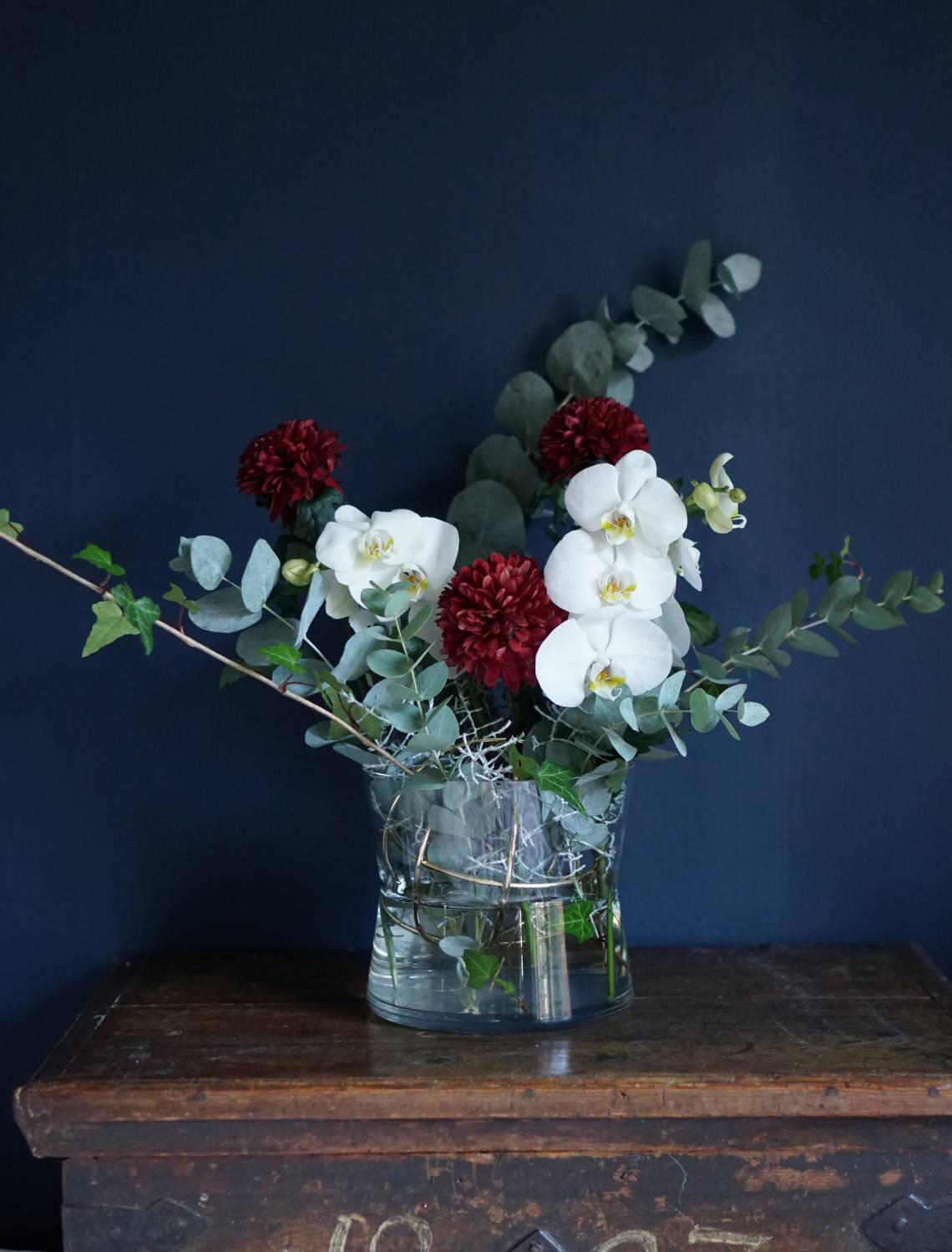 Prachtvolles Blumenarrangement mit der Vase Sphere von Born in Sweden