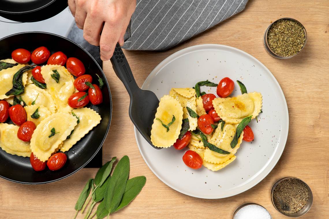 Fackelmann - Ravioli servieren mit Statement Servierlöffel