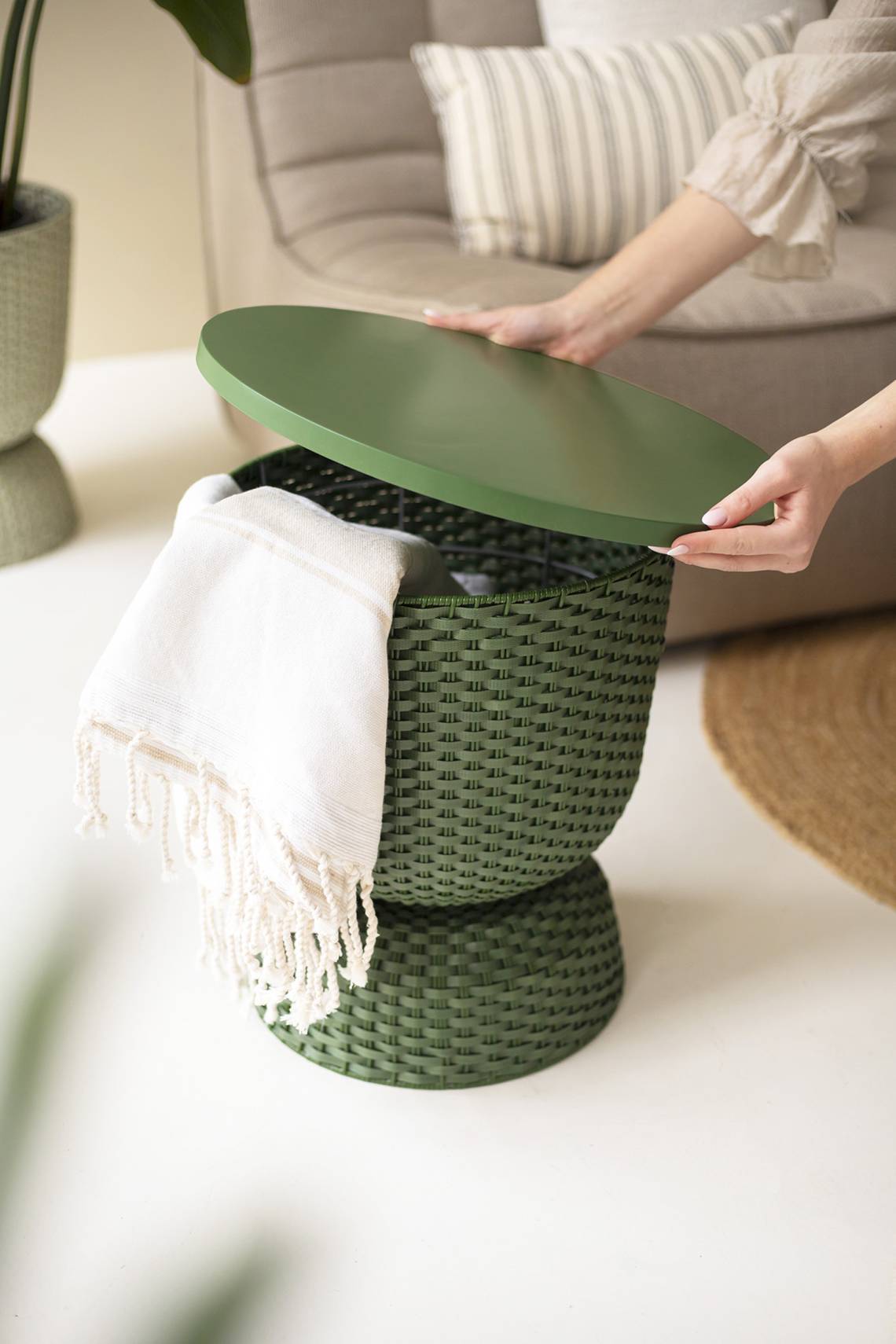Handed By - Stauraumwunder TWIST table in hunting green