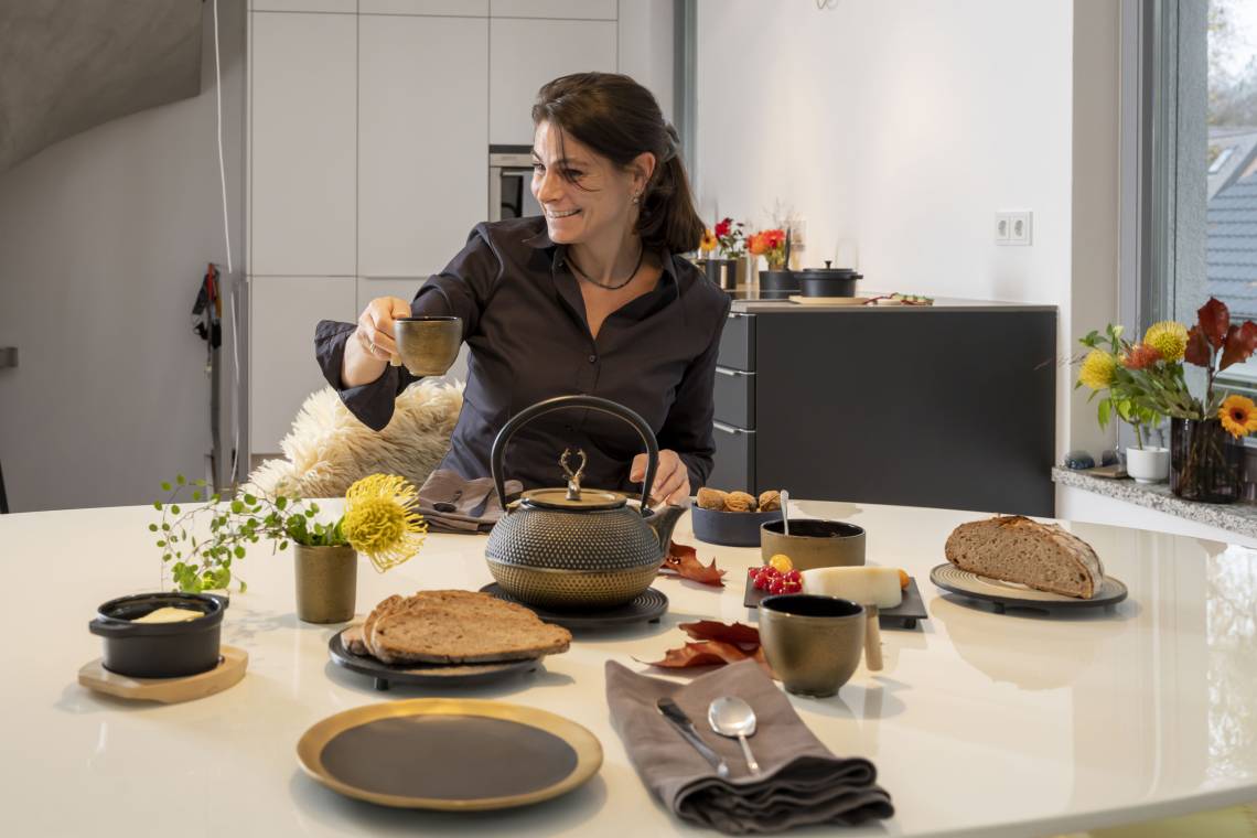 Ja-unendlich - Herbst - Frühstückstisch - Frau 