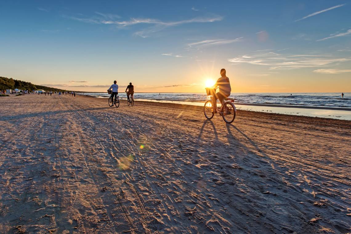 Jurmalas endlos weißer Sandstrand bei Sonnenuntergang