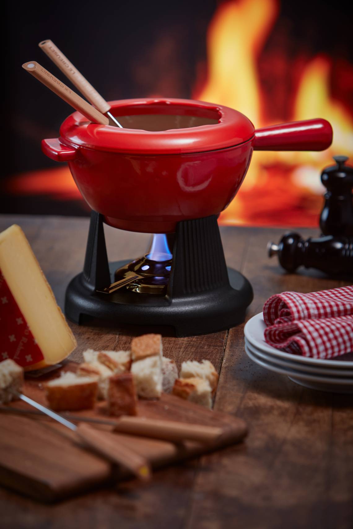 Le Creuset - Käsefondue-Set kirschrot - Kaminfeuer