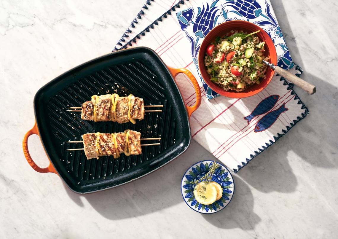 Le Creuset Grillplatte Signatur mit Fisch-Kebabs 