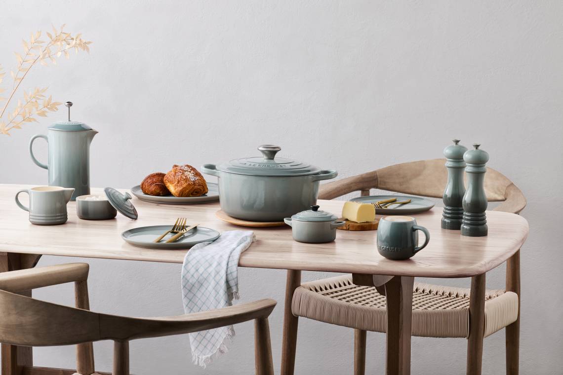 In den Farben des Meeres: Bräter, Mühlen, Mini-Cocottes und Geschirr in Sea Salt
