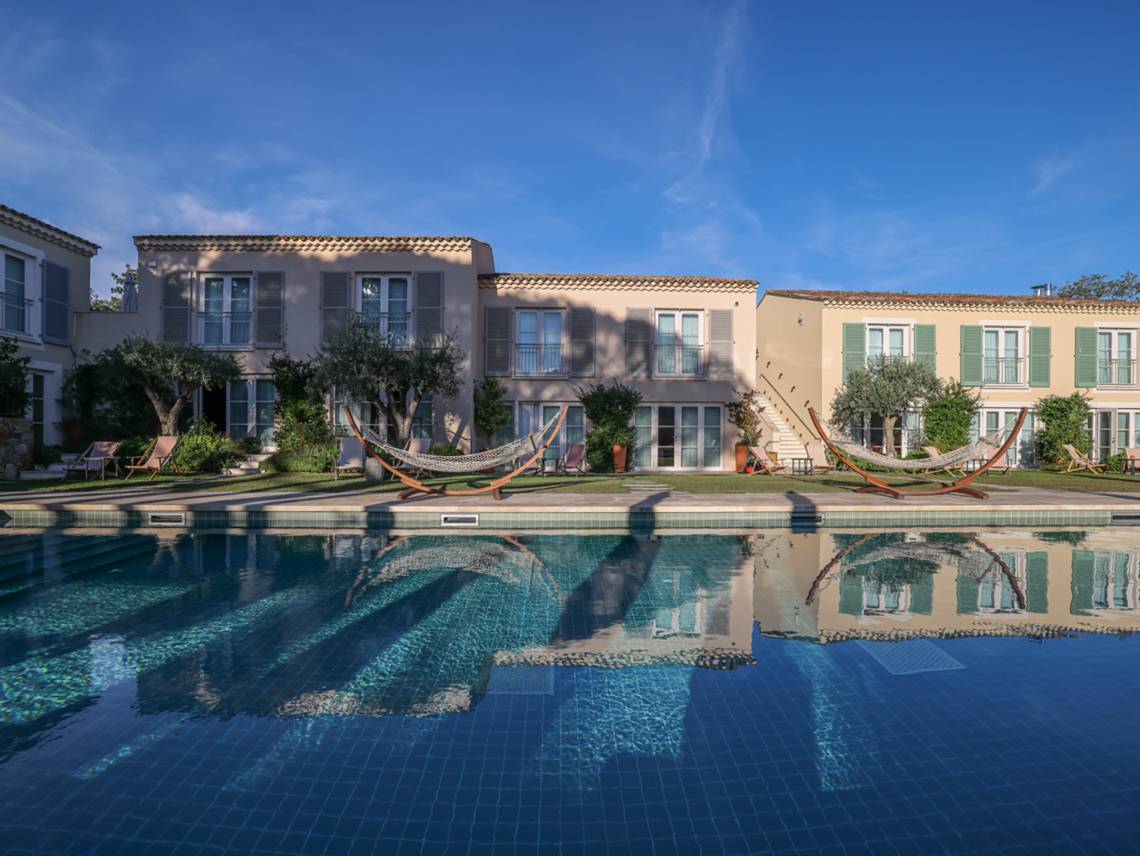 Hotel Lou Pinet - Sonnige Stunden am Pool verbringen