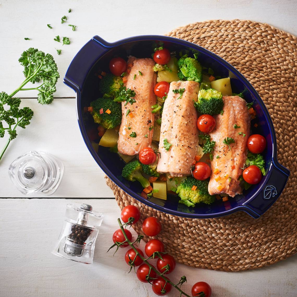 Peugeot Saveurs - Appolia - ovale Auflaufform tiefblau - Fisch mit Gemüse
