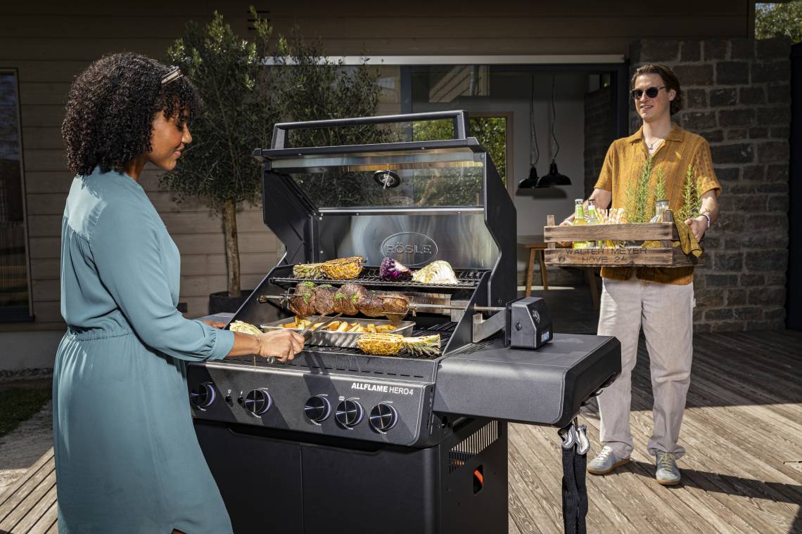 RÖSLE - Ein BACKBURNER sorgt bei den RÖSLE ALLFLAME Modellen Hero 4 und Hero 6 dafür, dass Köstlichkeiten vom Drehspieß perfekt bräunen.