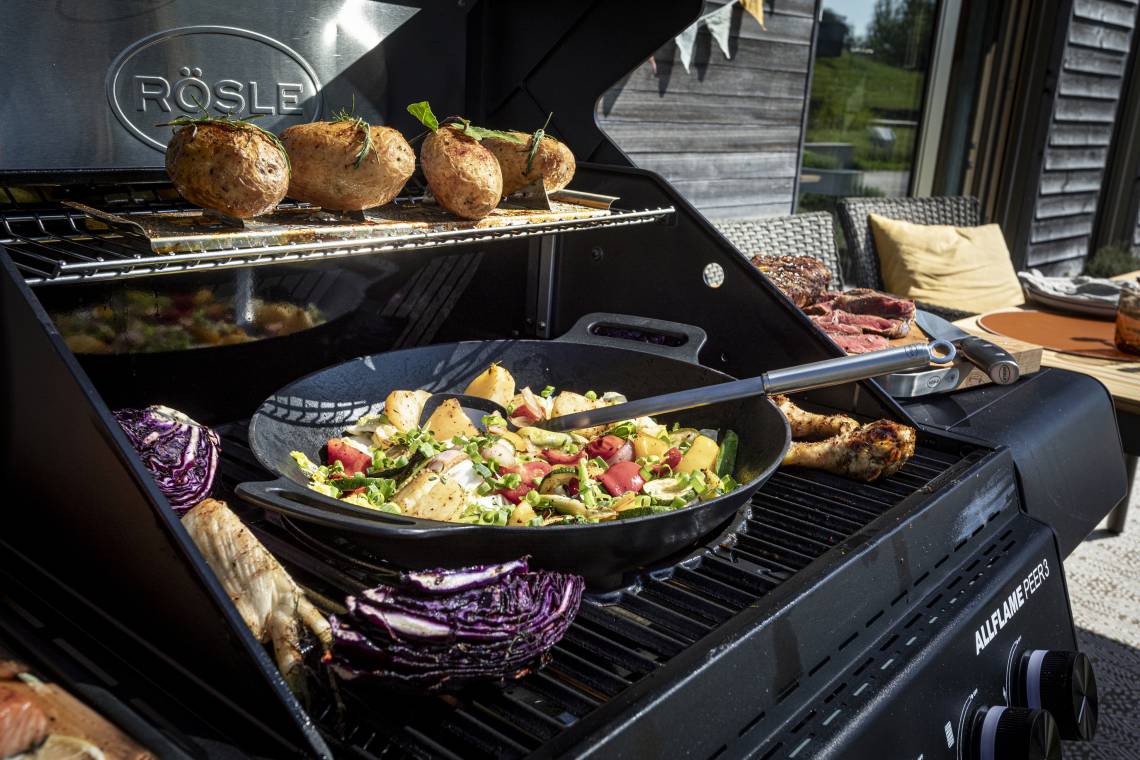 RÖSLE - Das VARIO+ Grillrostsystem ermöglicht vielfältiges Grillen, z.B. mit dem Wok.