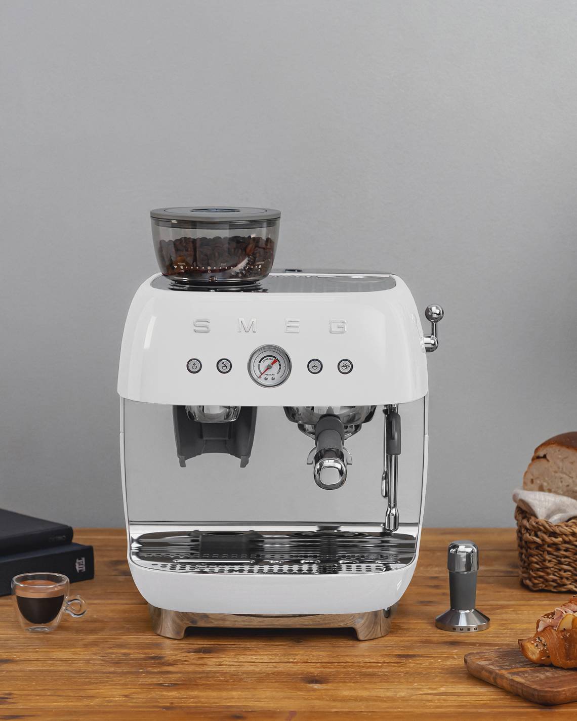 Smeg - Ein Barista-Traum: Siebträger-Espressomaschine mit integrierter Kaffeemühle EGF03
