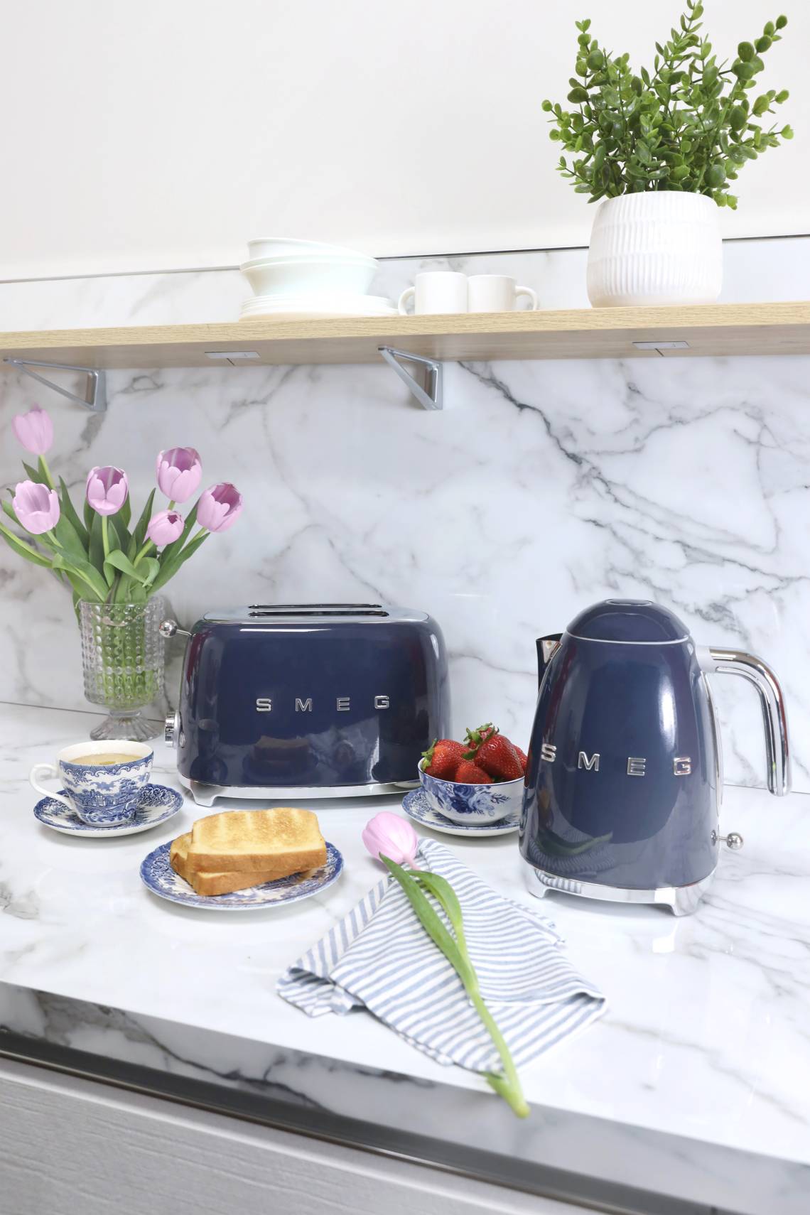 Smeg - Retro-Look trifft Royal Navy Blau: Toaster & Wasserkocher