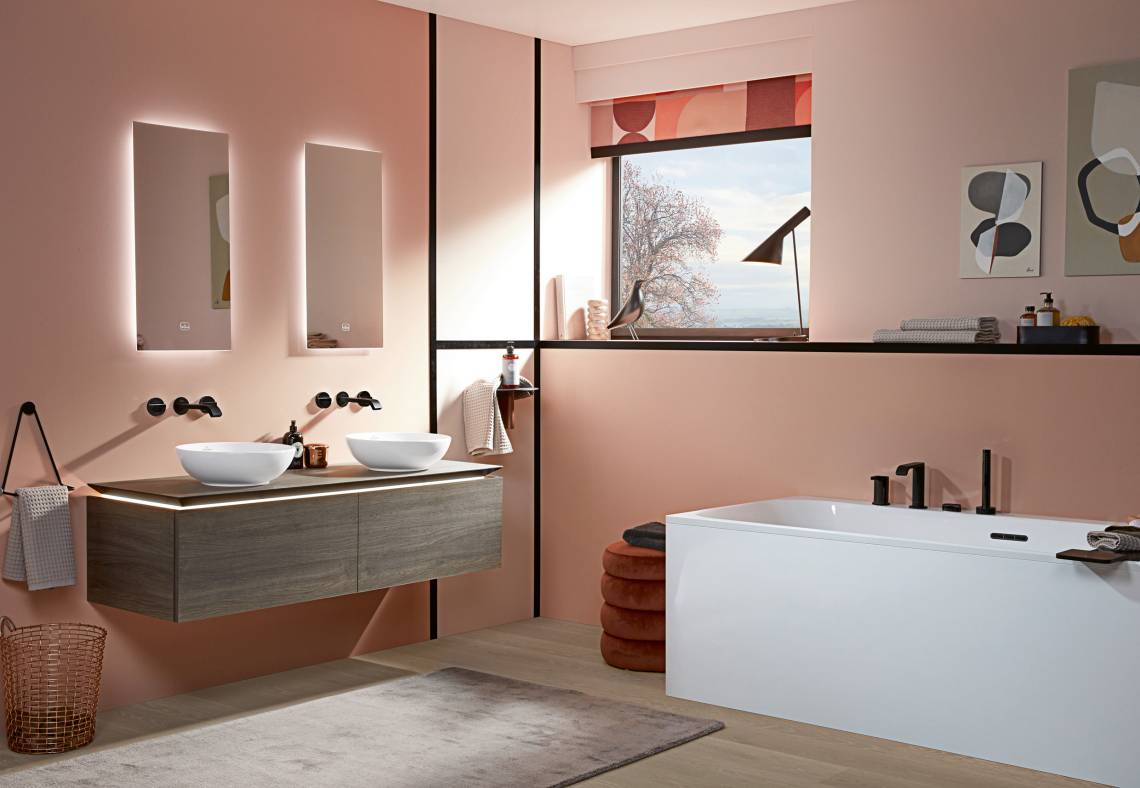 Villeroy & Boch - Loop & Friends-Waschtische & Badewanne mit roséfarbenen Wänden