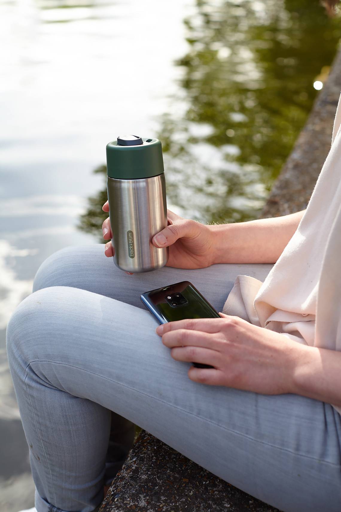 black+blum - Coffee-To-Go Isolierbecher Grün - Unterwegs im Park