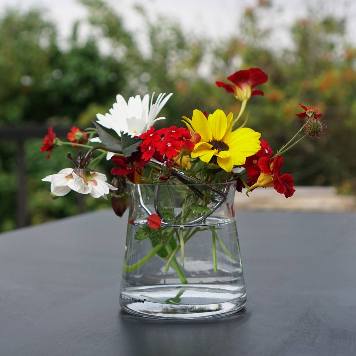 Gartenblumen in der Vase Sphere von Born in Sweden