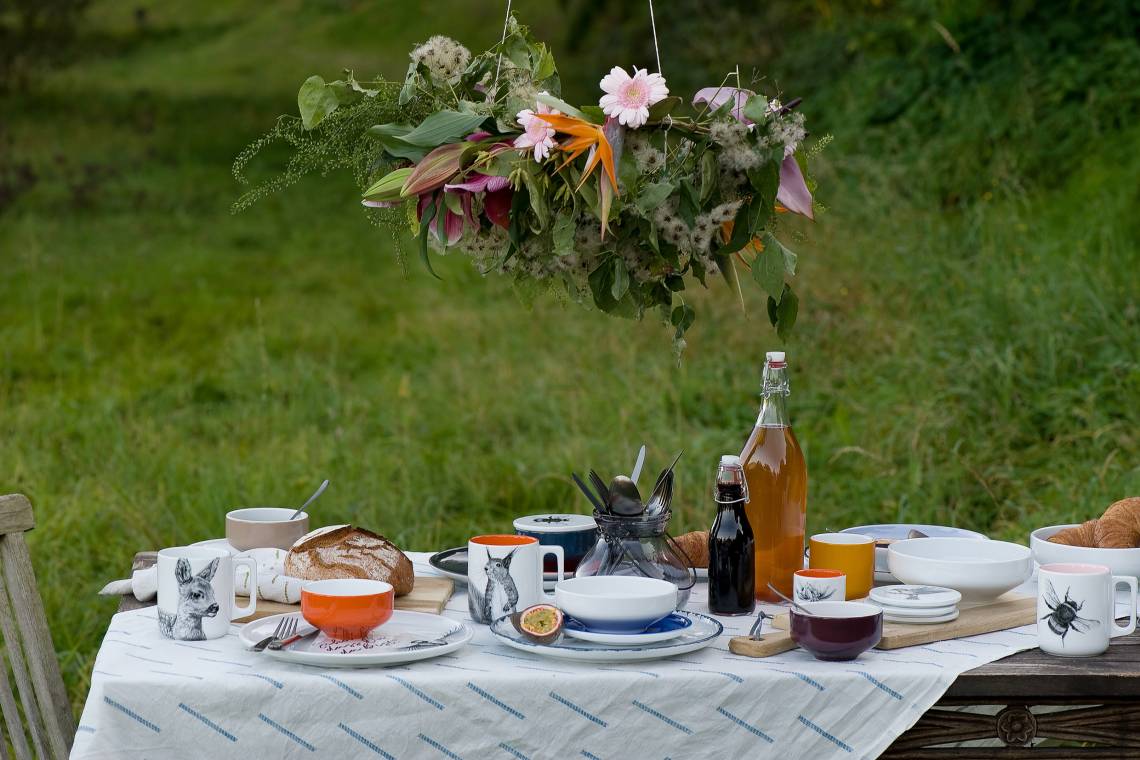 mittelpunkt . Becher mit wunderschönen Tier- und Pflanzenmotiven