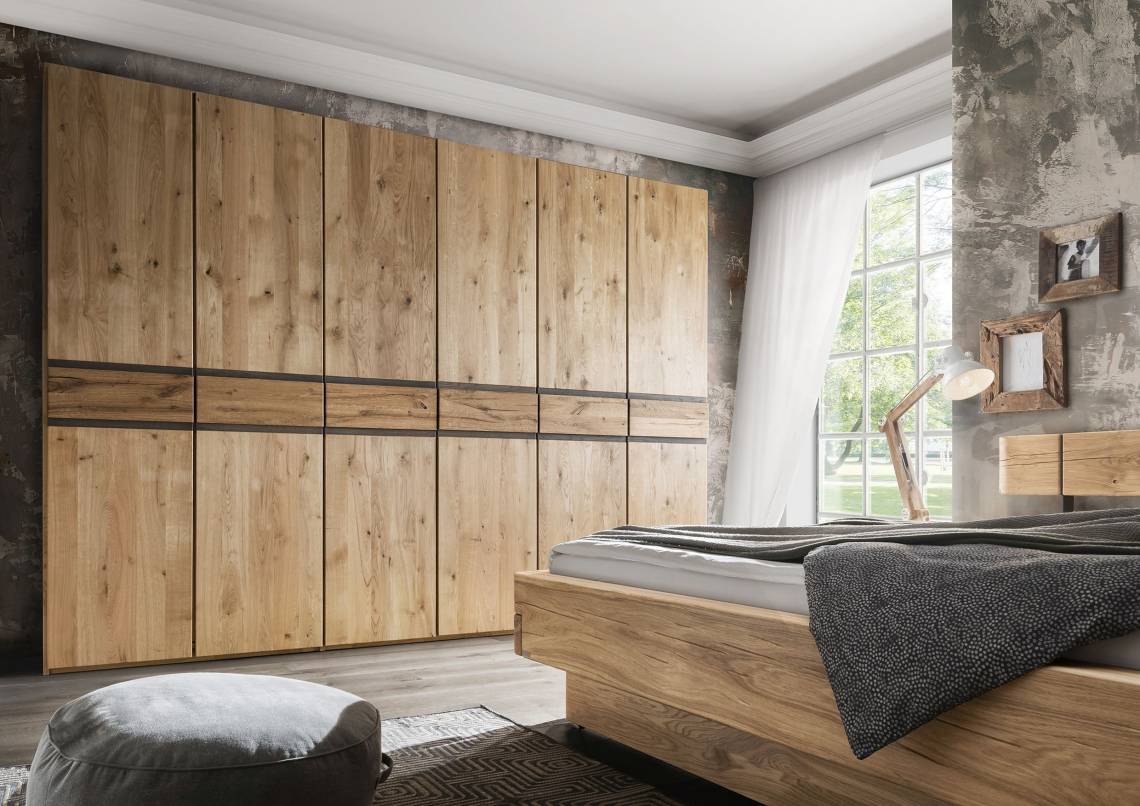 Natura Home - Baltimore Kleiderschrank und Balkenbett aus Wildeiche massiv