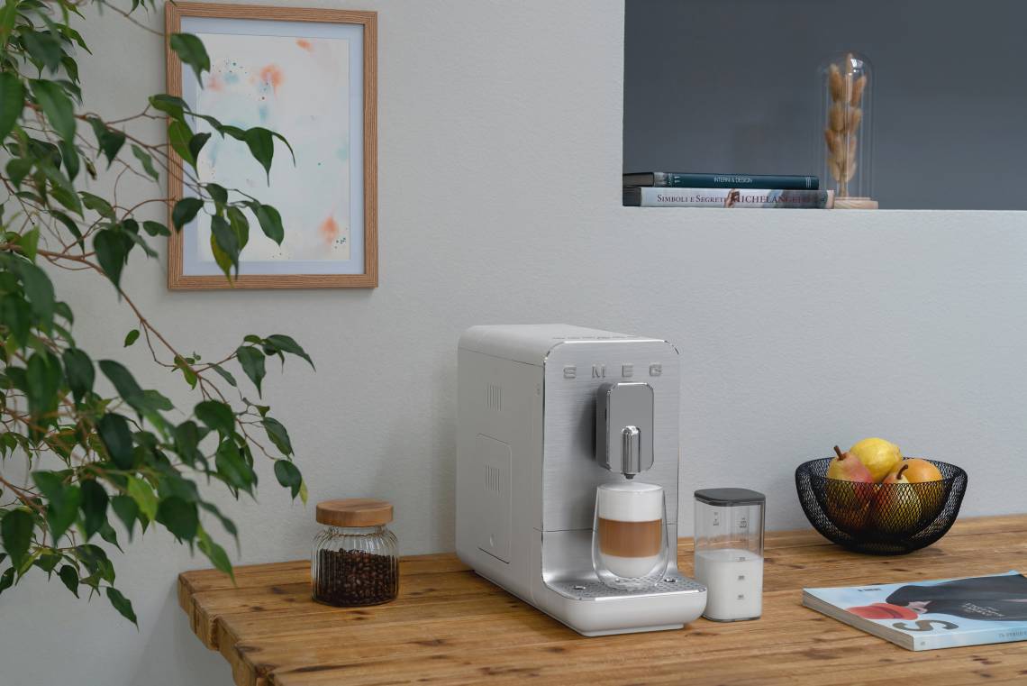 smeg - Kaffee schnell gezaubert mit Kaffeevollautomat BCC13 