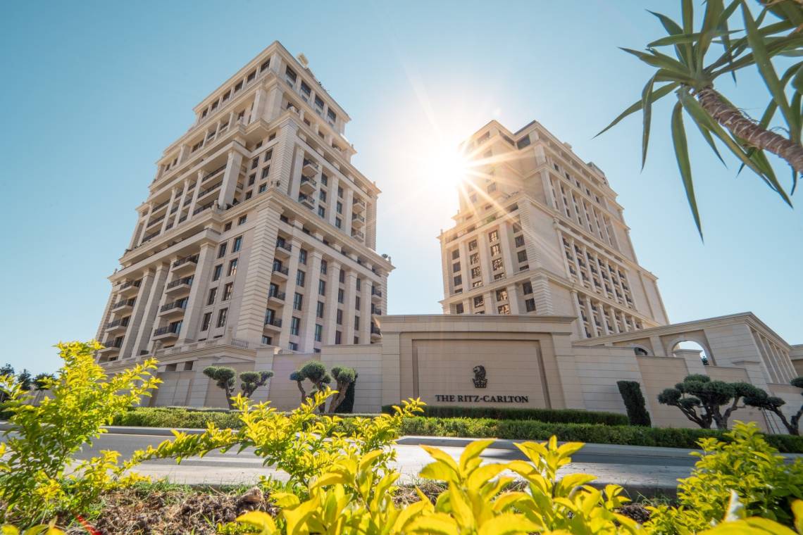 Klassische Fassade des Hotels The Ritz-Carlton im arabischen Stil