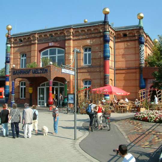 Bild7:Am Hundertwasser-Bahnhof in Uelzen kann man zu zahlreichen Radtouren in die Lüneburger Heide starten.