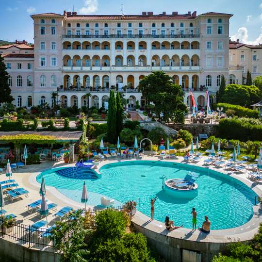 Kvarner Palace mit azurblauem Pool