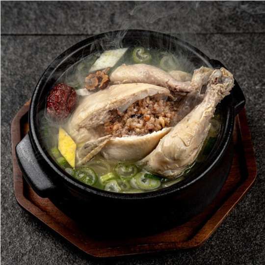 AT feiert die Einführung von Samgyetang