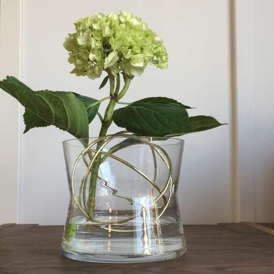 Blumenarrangement mit der Vase Sphere von Born in Sweden