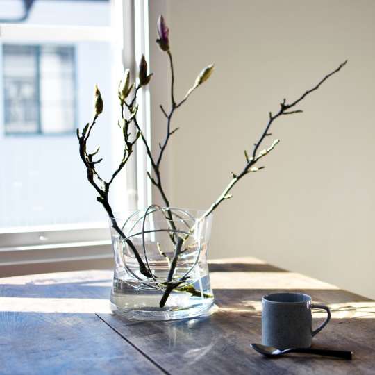 Kaffeepause neben der Vase Sphere von Born in Sweden