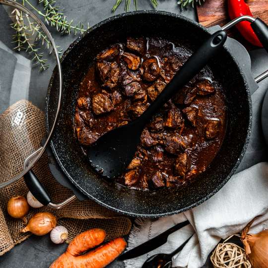 ELO - Gulasch schonend zubereiten mit Servierpfanne SILONCAST 