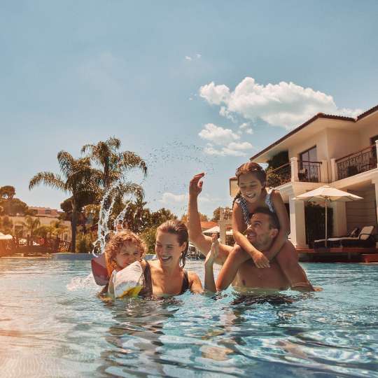 ELA Excellence Resort Belek - Familie im Pool