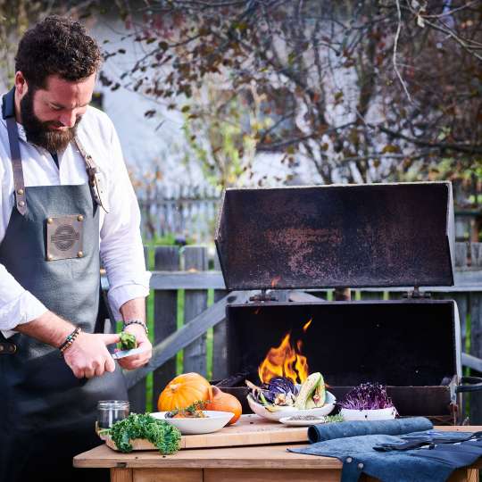 F.DICK Lederschürze inszeniert vor dem Grill