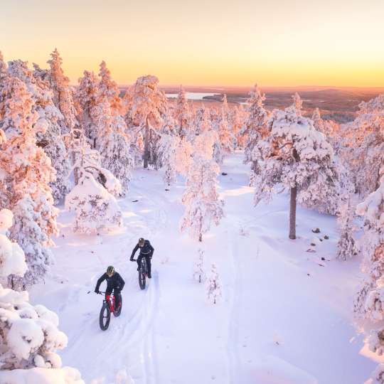 VisitFinland Mountenbiketour im Schnee