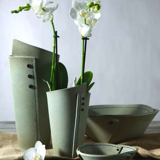 Goebel - Verschmelzung von Ton und Stoff: Hand Made Pottery Sirikit Vasen und Schalen