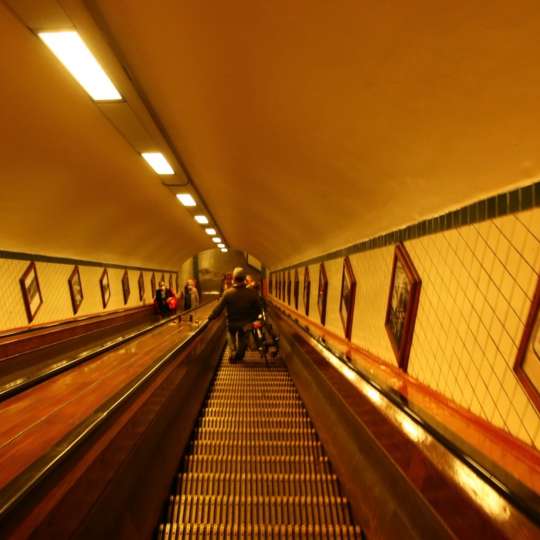 Holz-Rolltreppe im Sint Anna Tunnel
