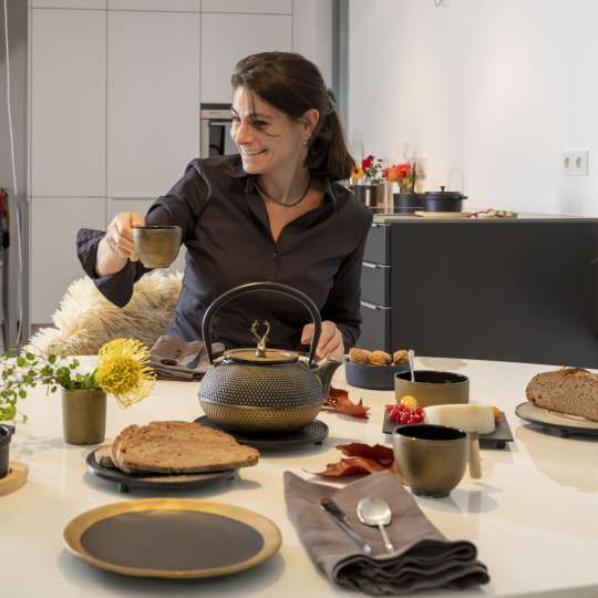 Ja-unendlich - Herbst - Frühstückstisch - Frau 