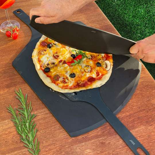 Jade - Pizza mühelos schneiden mit Pizzacutter & passendem Pizzabrett
