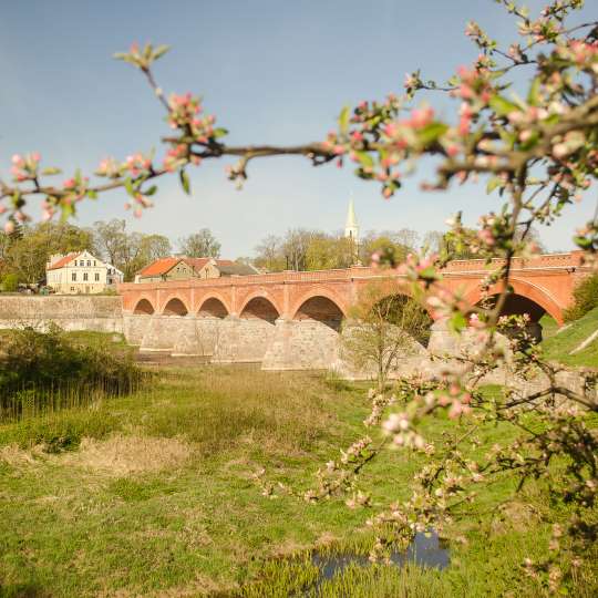 Zwischenstopp auf dem baltischen Wald-Wanderweg Kurstadt Kuldiga 