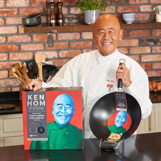 Ken Hom mit Wok aus eigener Serie
