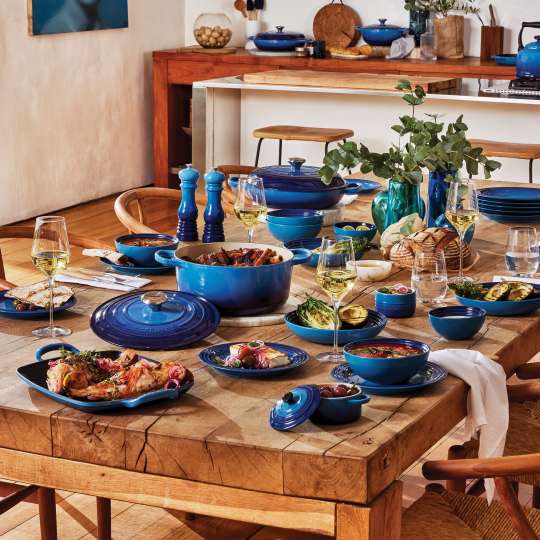 Azure von Le Creuset von Himmel und Meer inspiriert