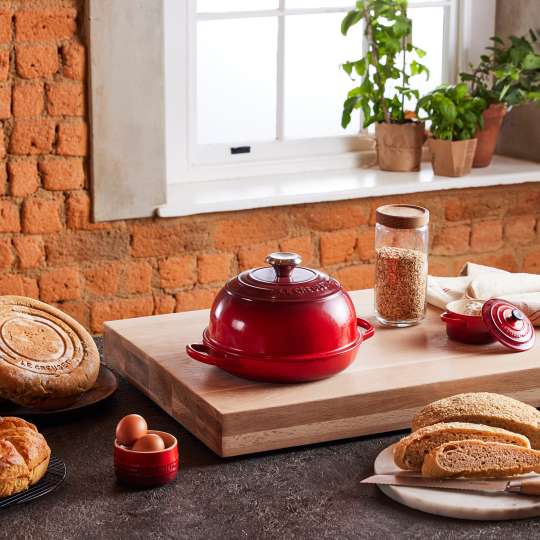 Brot backen mit dem Brotbräter in kirschrot von Le Creuset