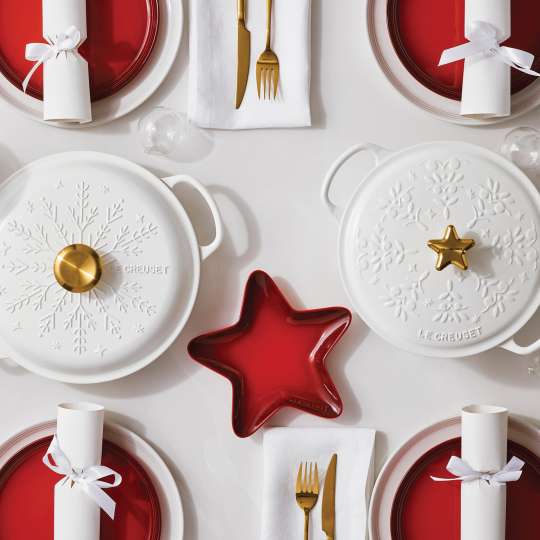 Le Creuset - Weihnachtsbräter und Gourmet-Profitopf Schneeflocke aus der Noël Collection – kombiniert mit dem Teller in Sternform