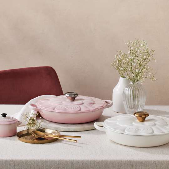 Le Creuset - In Shell Pink und White: Der dekorative Gourmet-Profitopf Blume mit dem stilvollen Relief