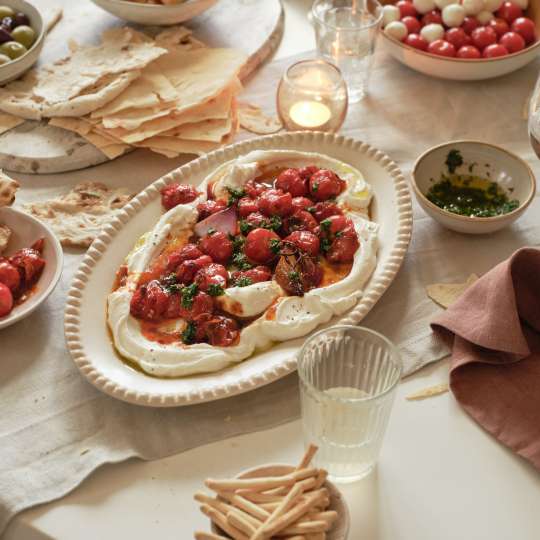 Looye LABNEH MIT GERÖSTETEN HARISSA-HONIGTOMATEN