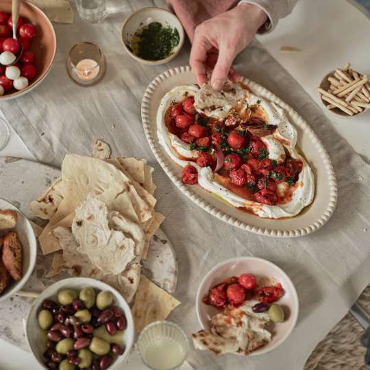 Looye LABNEH MIT GERÖSTETEN HARISSA-HONIGTOMATEN