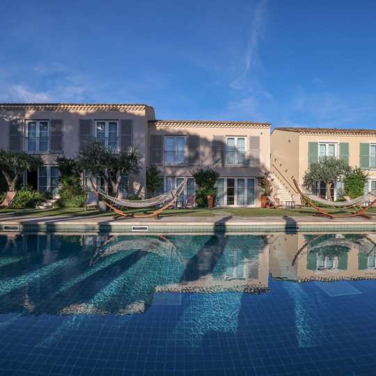 Hotel Lou Pinet - Sonnige Stunden am Pool verbringen
