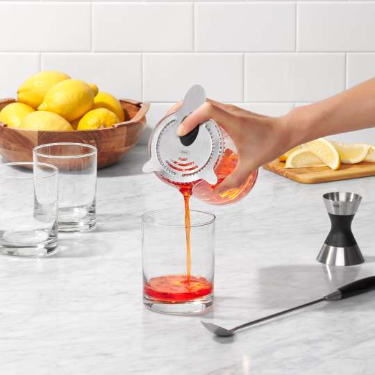 OXO - Getränke tropffrei ausgießen mit Steel Cocktail Strainer - Cocktail Sieb