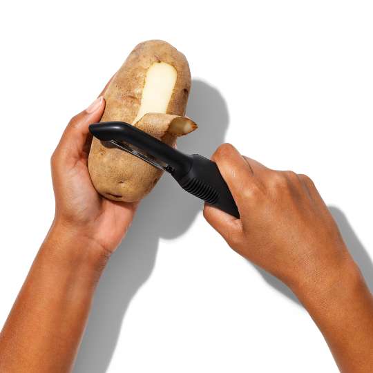 OXO - Im Handumdrehen mit dem praktischen Drehschäler Kartoffeln schälen